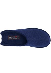 Pantofole in feltro blu navy con punta arrotondata, texture morbida e cuciture rinforzate. L'etichetta interna mostra chiaramente il marchio e le informazioni sulla taglia.