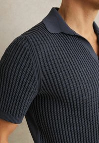Reiss REGULAR FIT-MERIT MICRO-CABLE OPEN-COLLAR  - Pólóing - dark airforce blue