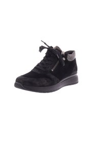 Zwarte suède sneakerboot met een gestructureerde bovenkant, ronde neus, vetersluiting en ritsdetail aan de zijkant. Rubberen zool voor extra grip.