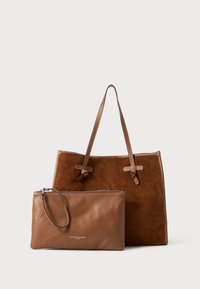 Sac fourre-tout en daim marron avec deux poignées et une pochette en cuir assortie. La pochette est dotée d'une fermeture éclair et d'une bandoulière. Les deux ont une texture lisse.