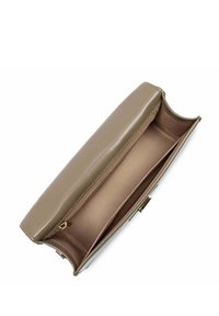 Borsa sintetica beige con finitura liscia, dotata di chiusura a cerniera, interno spazioso e un unico scomparto per l'organizzazione.