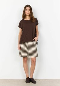 Brown short-sleeve t-shirt with a loose fit and a pocket, paired with beige and brown striped shorts. Black lace-up shoes complete the outfit.