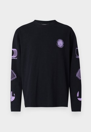 Schwarzes Langarm-T-Shirt mit lila Grafiken auf der Brust und den Ärmeln, aus einem Stoff mit einer glatten Textur. Rundhalsausschnitt-Design.