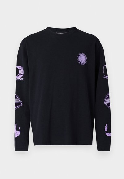 Schwarzes Langarm-T-Shirt mit lila Grafiken auf der Brust und den Ärmeln, aus einem Stoff mit einer glatten Textur. Rundhalsausschnitt-Design.