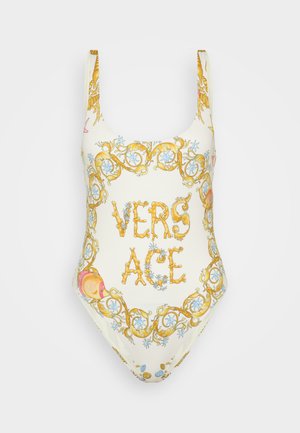 Hvid ét-delt svømmedragt med guld barokstil trim, blå blomsterdetaljer og mærkenavnet "VERSACE" i tekstureret orange skrift.