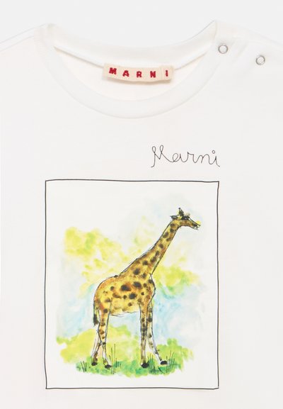 Chemise blanche avec motif girafe aquarelle et logo "Marni" manuscrit au-dessus de l'animal, avec boutons pression métalliques à l'épaule.
