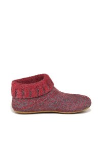 Rote und graue Filzschläppchen mit einem gerippten Bund, abgerundeter Zehenpartie und flacher Sohle, die eine strukturierte Oberfläche und ein gemütliches Design aufweisen.