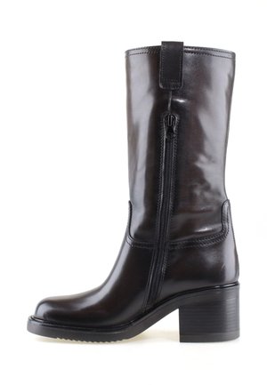 Botte en cuir noire mi-mollet avec fermeture éclair latérale, talon bloc, bout arrondi et languette à l'arrière haute.