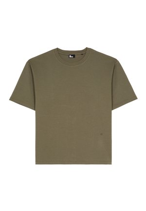 Einfache olivgrüne kurzärmelige Crewneck-T-Shirts mit einem kleinen schwarzen Etikett am Kragen vor einem weißen Hintergrund.