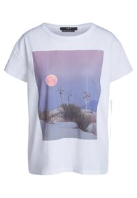 Camiseta blanca de algodón con un estampado gráfico rectangular de una escena desértica iluminada por la luna, con tonos púrpuras y azules, hierbas y colinas de arena.