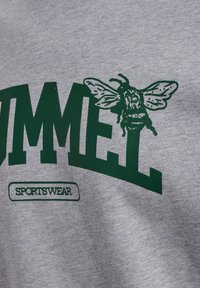 Sudadera gris con texto verde que dice "HIMMEL" y un gráfico de una abeja. Presenta una etiqueta de goma "SPORTSWEAR" en la parte inferior. Textura de tela suave.