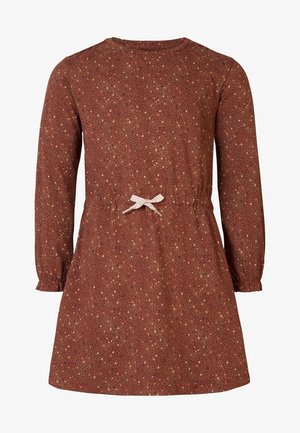 Vestido marrón de manga larga con un patrón de pequeños puntos dispersos, cintura elástica con un lazo crema atado y puños fruncidos.