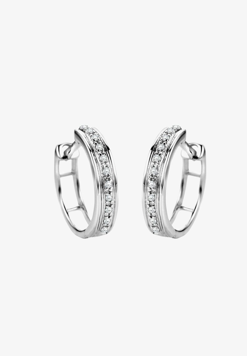 Orecchini a cerchio in argento con design liscio e una fila di piccole pietre scintillanti lungo il bordo anteriore. Finitura lucida con chiusura a cerniera.