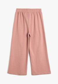 Roze wijde broek gemaakt van zachte stof met een elastische tailleband en een rechte snit. Het materiaal heeft een gladde textuur en geen zichtbare patronen.
