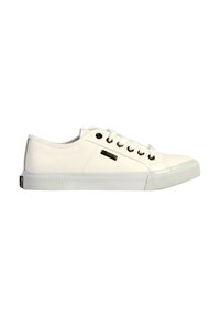 Baskets en toile blanches avec un bout rond, un design à lacets, une semelle en caoutchouc avec un bord texturé et un petit logo au talon.