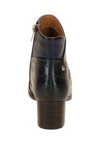 Dunkelblaue Knöchelstiefel mit einem strukturierten schwarzen Krokodilmuster, Reißverschluss, mittlerem Absatz, glattem Lederfinish und braunem geschichtetem Absatz.