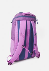 Rugzak met een levendig roze en blauwe kleurenschema, gevoerde schouderriemen en een gestructureerde paneel voor duurzaamheid en comfort.