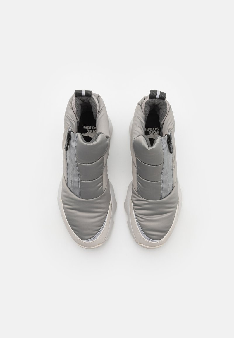 Botas de tobillo acolchadas grises con un upper suave, cierre de cremallera en contraste y una suela de goma texturizada. Interior negro con detalle de marca.