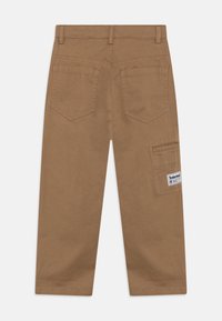 Brune cargo bukser med en straight-leg design, baglommer og en sidelomme med et mærke-tag, lavet af slidstærkt stof.