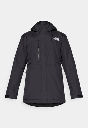Chaqueta negra impermeable y ligera con capucha, bolsillo frontal con cremallera y puños ajustables. Presenta el logo de The North Face en el lado izquierdo del pecho.