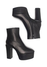 Čierne kožené členkové topánky z faux kože s vysokou platformou a blokovým podpätkom. Obsahujú zips na boku a jedinečný výrezový dizajn.