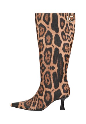 Bota hasta la rodilla con puntera puntiaguda, estampado de leopardo y tacón negro delgado, con un pequeño logo dorado de LC cerca de la parte superior.