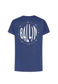 Navyblauw T-shirt met korte mouwen, met een ronde witte 'BALLIN'-afbeelding afgedrukt op de achterkant, met grijze accenten rond de randen.
