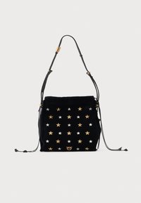 Černá semišová kabelka přes rameno zdobená zlatými a stříbrnými hvězdicovými nýty a nastavitelným popruhem se zlatými kovovými doplňky.