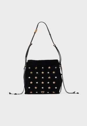 Schwarze Schultertasche aus Wildleder, verziert mit goldenen und silbernen Sternnieten, verstellbarem Riemen und goldfarbenen Metallakzenten.