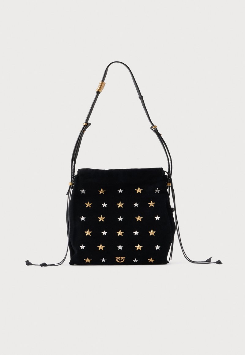 Černá semišová kabelka přes rameno zdobená zlatými a stříbrnými hvězdicovými nýty a nastavitelným popruhem se zlatými kovovými doplňky.