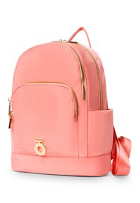 Zaino in nylon rosa con forma arrotondata, due scomparti con zip, una tasca frontale e dettagli in metallo dorato. Presenta una maniglia superiore e spallacci regolabili.