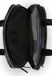 Černá kožená taška se zipovým uzávěrem, s šedým látkovým interiérem a kapsami pro organizaci. Texturovaný vnější povrch, pevné uši.