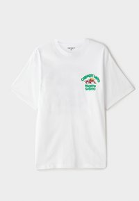 T-shirt in cotone bianco con grafica testuale verde e rossa sul petto sinistro che riporta la scritta "cashart Who Pronto Subito." Maniche corte.