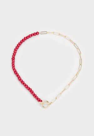 Collar con la mitad de cuentas redondas rojas y la otra mitad de eslabones alargados dorados, con un cierre circular tipo toggle dorado.