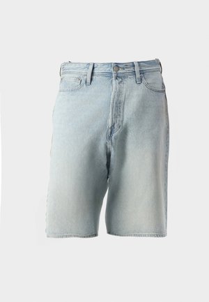 Svetlo modri jeans kratke hlače z visokim pasom, petimi žepi in gumbom za zapiranje. Tkanina ima rahlo obrabljen videz in zbledelo površino.