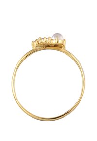 Guld ring med en struktureret indstilling med kløer, der præsenterer en enkelt rund perle i midten. Glat ringeforbindelse med en poleret finish.
