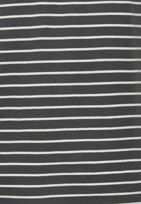 Tela de rayas que presenta líneas horizontales alternas en gris oscuro y blanco. El material parece suave y texturizado.