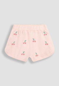 Lys pinke bomuldsshorts med elastisk talje, der har broderede kirsebærdesigns i rød og grøn spredt over stoffet.