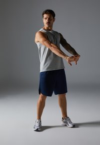 Pier One Sport LONGER FIT QUICK-DRYING SPORTS SHORTS - Športne kratke hlače - dark blue