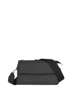 Borsa a tracolla in pelle nera strutturata con ampia tracolla regolabile e tasca frontale con patta, isolata su sfondo bianco.