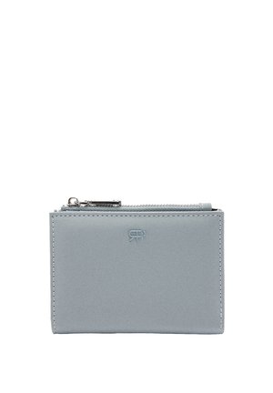 Jasnoszara skórzana portmonetka z widocznym przeszyciem, małym wytłoczonym logo oraz górnym zapięciem na zamek błyskawiczny z metalową pętelką.