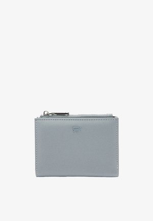 Jasnoszara skórzana portmonetka z widocznym przeszyciem, małym wytłoczonym logo oraz górnym zapięciem na zamek błyskawiczny z metalową pętelką.