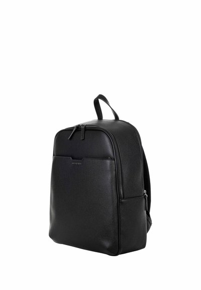 Sac à dos en cuir noir avec poche zippée à l'avant, compartiment principal avec double fermeture éclair et poignée de transport supérieure sur fond blanc.