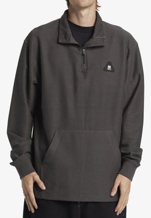 Grijze quarter-zip pullover van textuurstof. Beschikt over een kangaroo-pocket en een klein zwart logo-patch op de linkerborst.