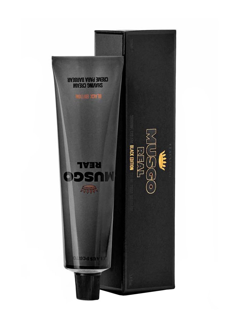 Schwarze Tube mit Musgo Real Rasiercreme mit matter Oberfläche, mit geprägtem Text und einem klassischen Logo, aufrecht neben einer schwarzen Box platziert.