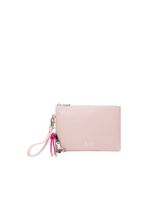 Pouch portamonete rosa chiaro con cerniera argento, charm decorativi in metallo e piccoli simboli a triangolo e X sulla parte anteriore.