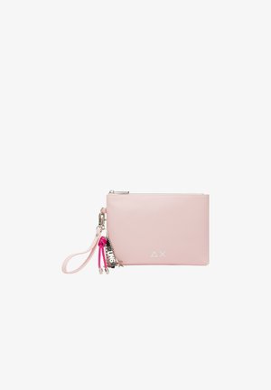 Pouch portamonete rosa chiaro con cerniera argento, charm decorativi in metallo e piccoli simboli a triangolo e X sulla parte anteriore.
