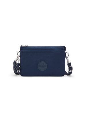 Marine nylon schoudertas met een ritssluiting, een rond reliëflogo en een decoratieve charm aan de band bevestigd. Soepele textuur, minimalistisch ontwerp.