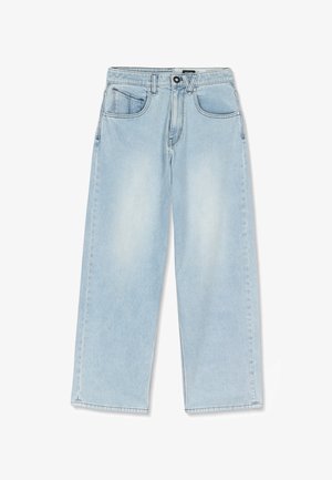 Jean en denim bleu clair à jambes larges avec bouton et fermeture éclair à l'avant, deux poches à l'avant et passants de ceinture, présenté sur fond blanc.