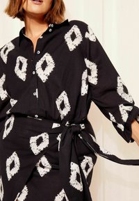 Curves Like These COTTON LINEN MIX  - Denní šaty - black